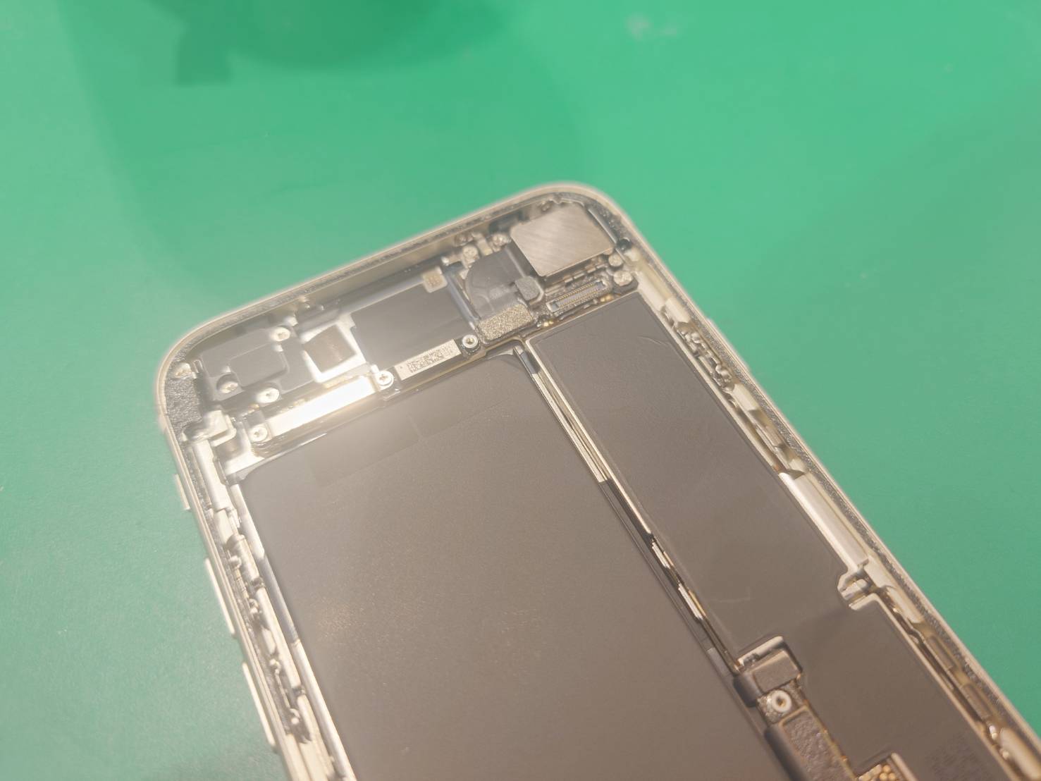 【田町よりご来店】iPhoneSE3のNFCアンテナ交換修理をさせていただきました！